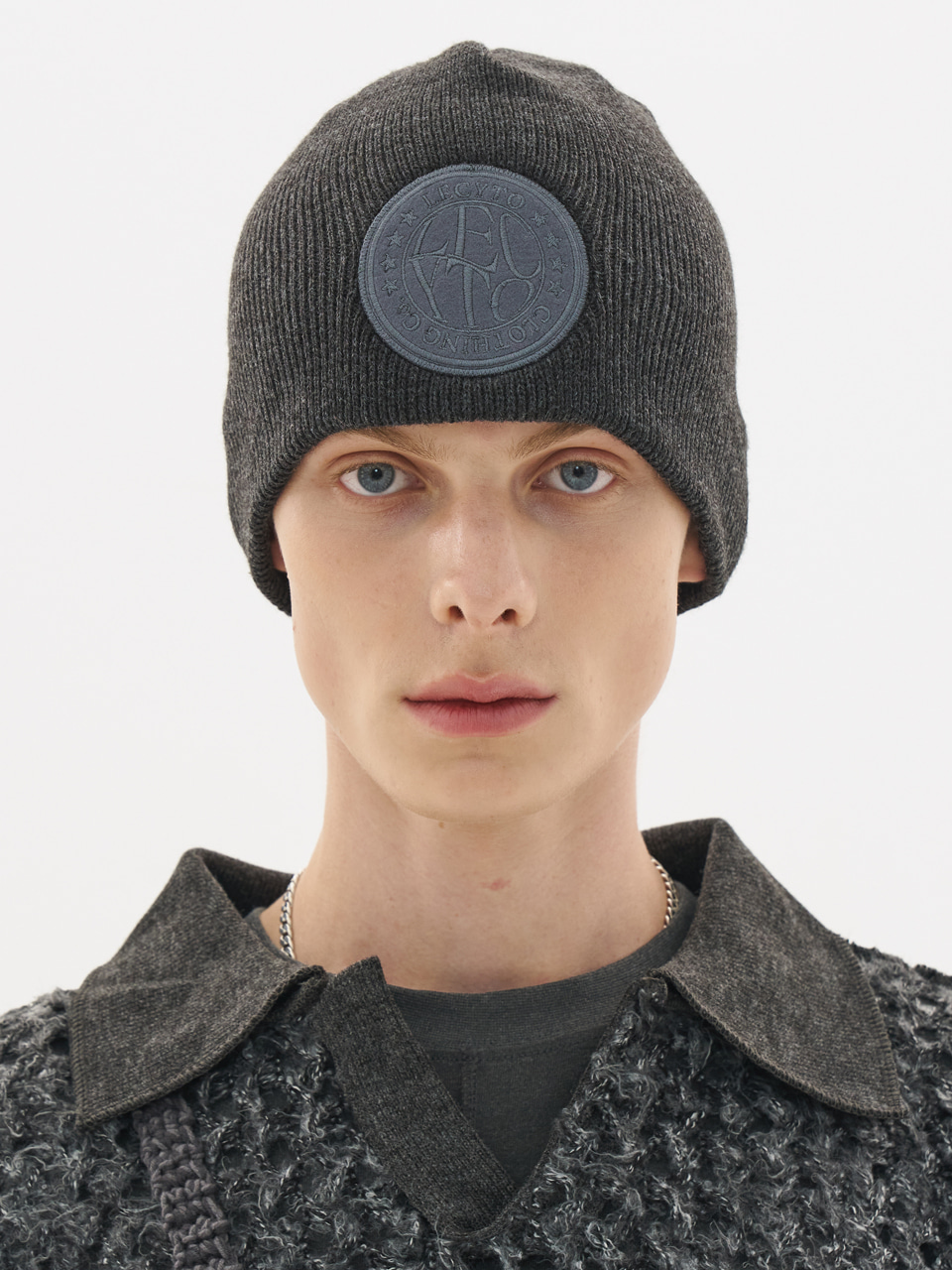 CIRCLE PATCH KNIT BEANIE_[CHARCOAL]